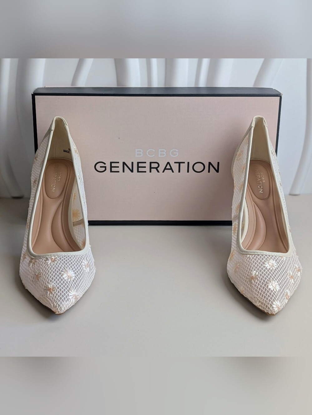 NWT BCBG Generation Embroidered Daisy Mesh Pointed Toe Pumps Ivory Size 8